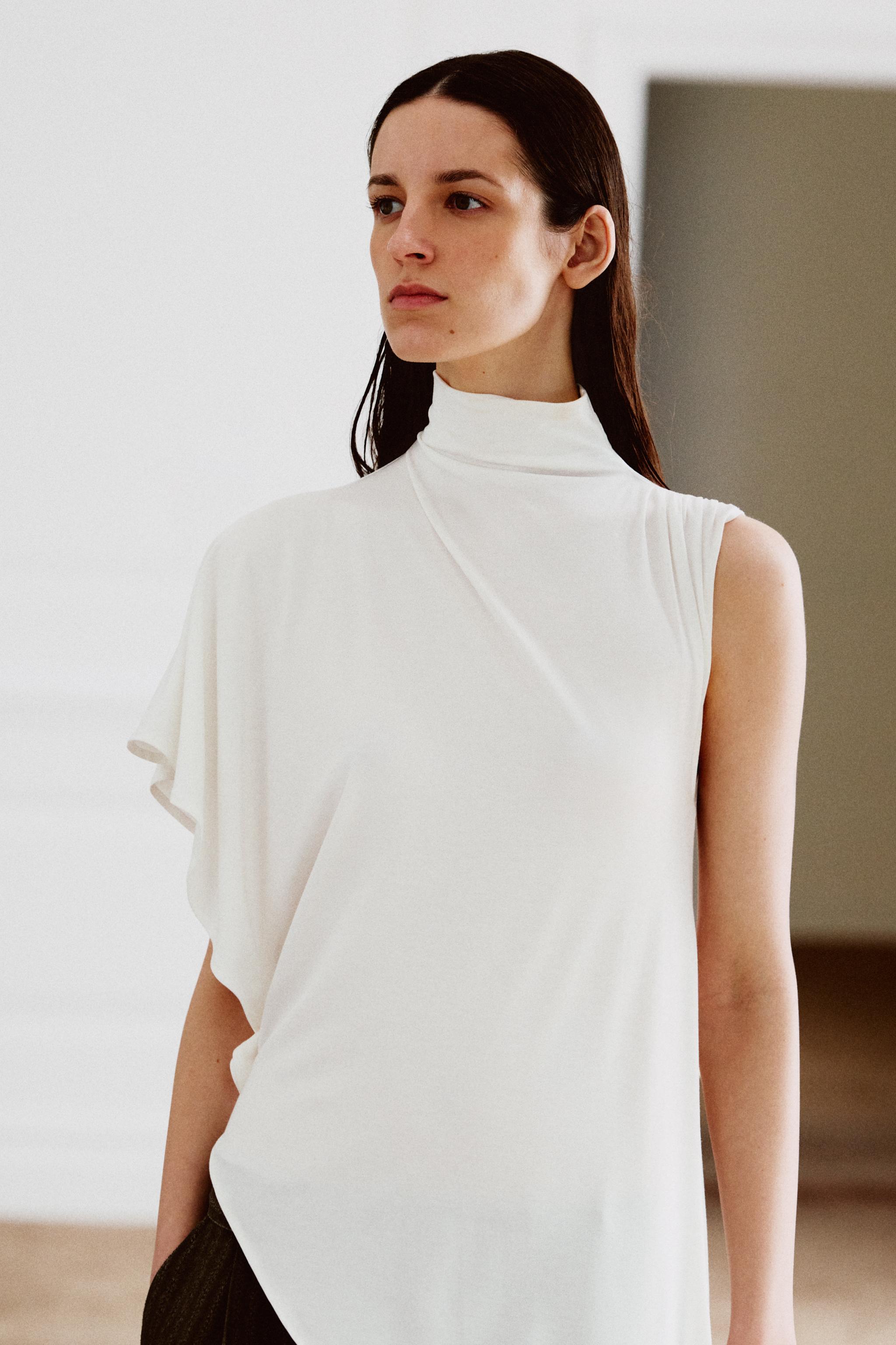 TOP ASYMÉTRIQUE DRAPÉ